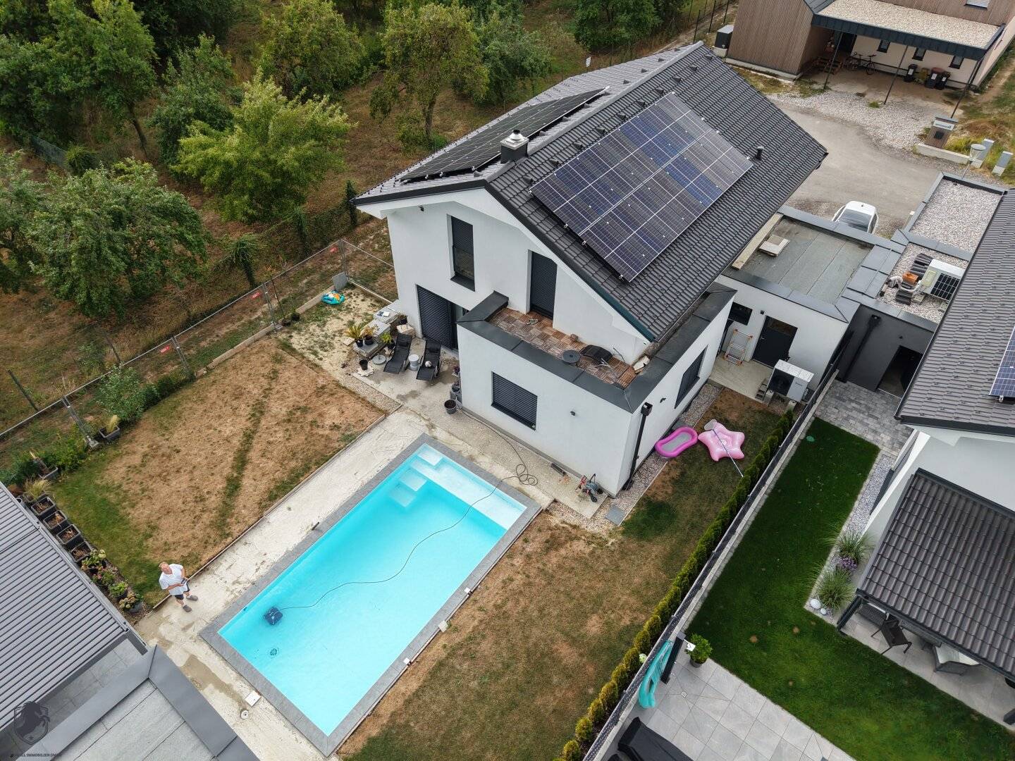 Einfamilienhaus mit großzügigem Wohnkonzept, Pool und attraktivem Außenbereich