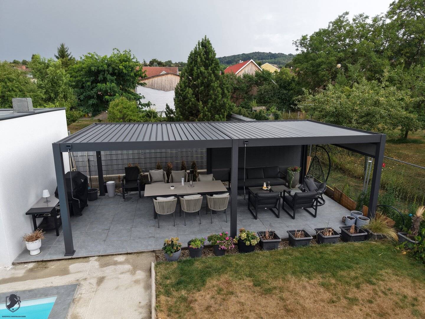 Einfamilienhaus mit großzügigem Wohnkonzept, Pool und attraktivem Außenbereich