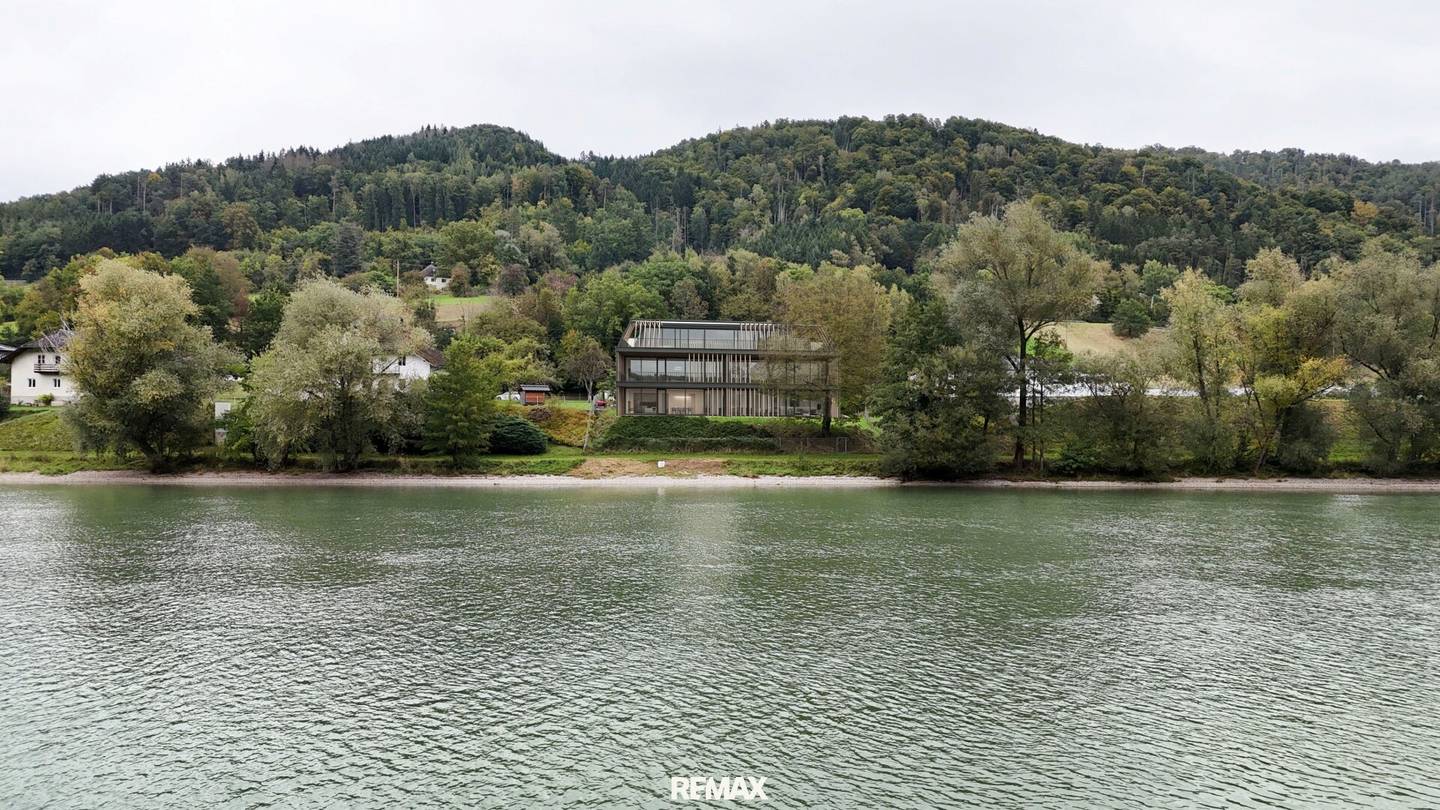 Family apartment with three bedrooms and large Danube terrace