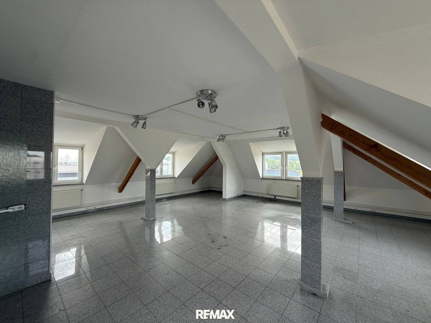 Representative office and commercial building at a dynamic business location in St. Florian near the A1