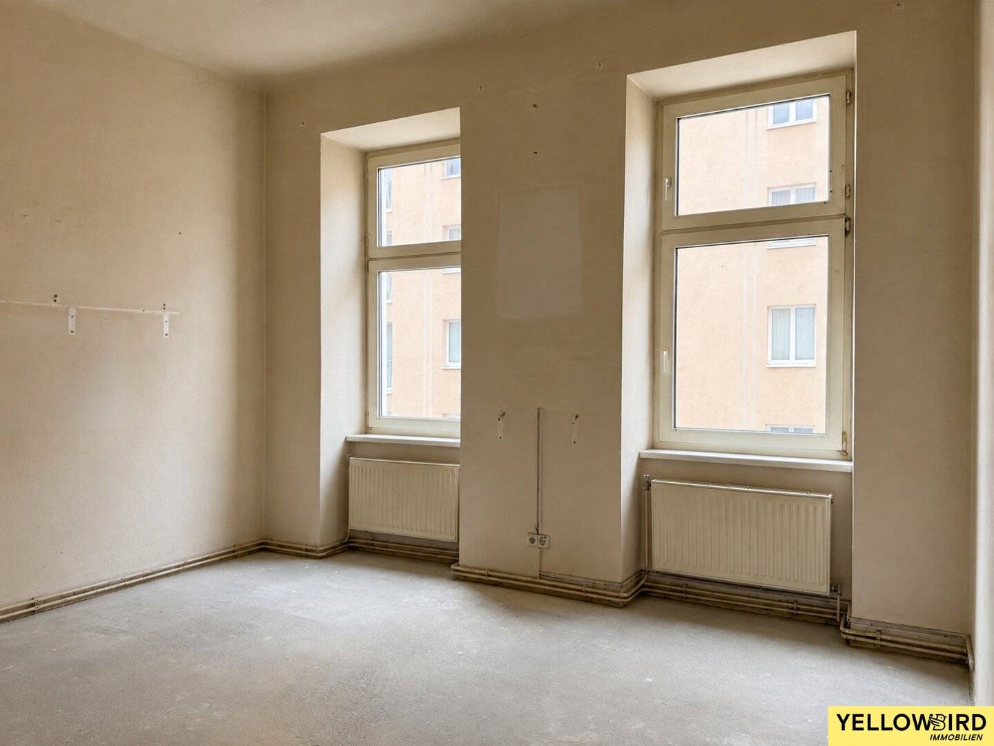 6-room apartment in need of renovation with balcony in quiet location near Belvedere I in need of renovation