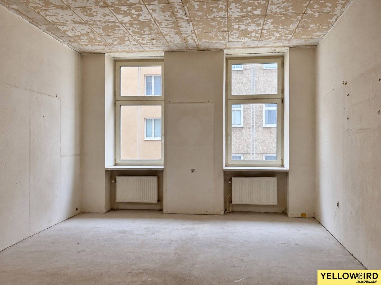 6-room apartment in need of renovation with balcony in quiet location near Belvedere I in need of renovation