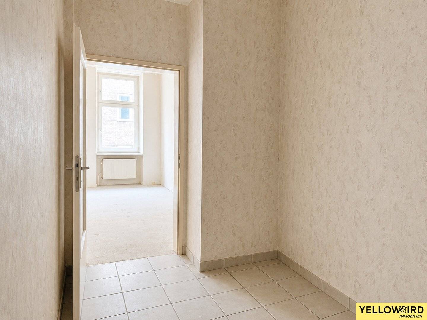 6-room apartment in need of renovation with balcony in quiet location near Belvedere I in need of renovation