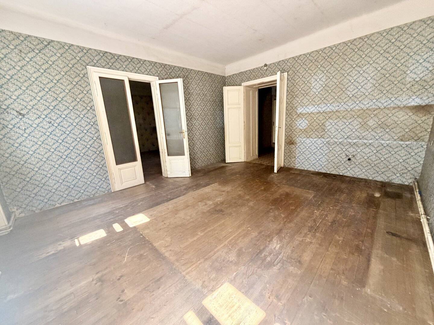 COMMISSION-FREE FROM THE OWNER! UNSANITIZED 3-ROOM APARTMENT WITH BALCONY IN WESTBAHNSTRASSE