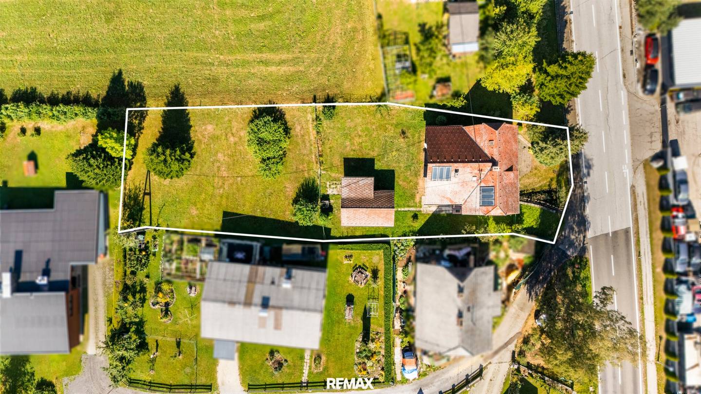 Living at approx. 1,087 m above sea level: Cozy house with potential including large plot in idyllic location in Preitenegg