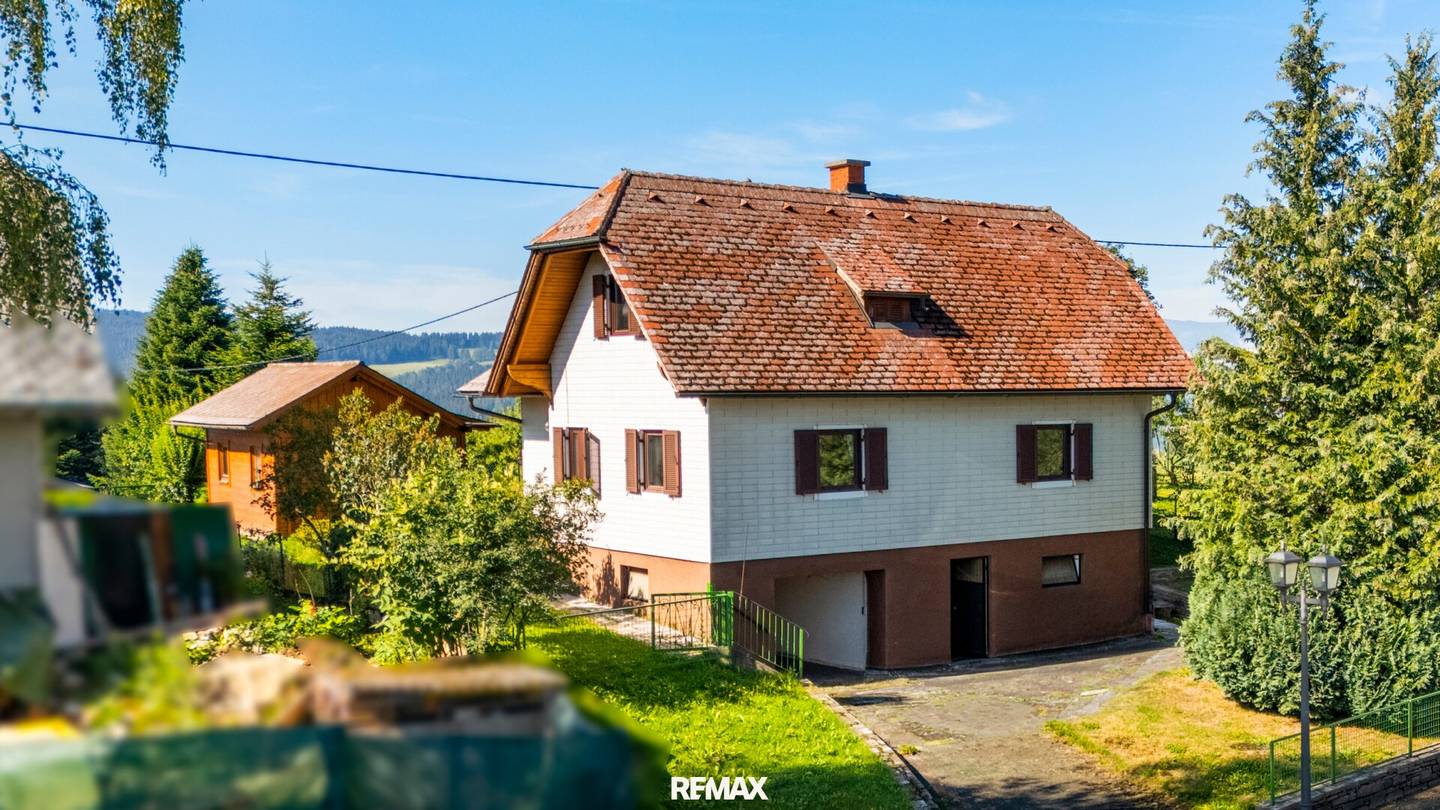 Living at approx. 1,087 m above sea level: Cozy house with potential including large plot in idyllic location in Preitenegg