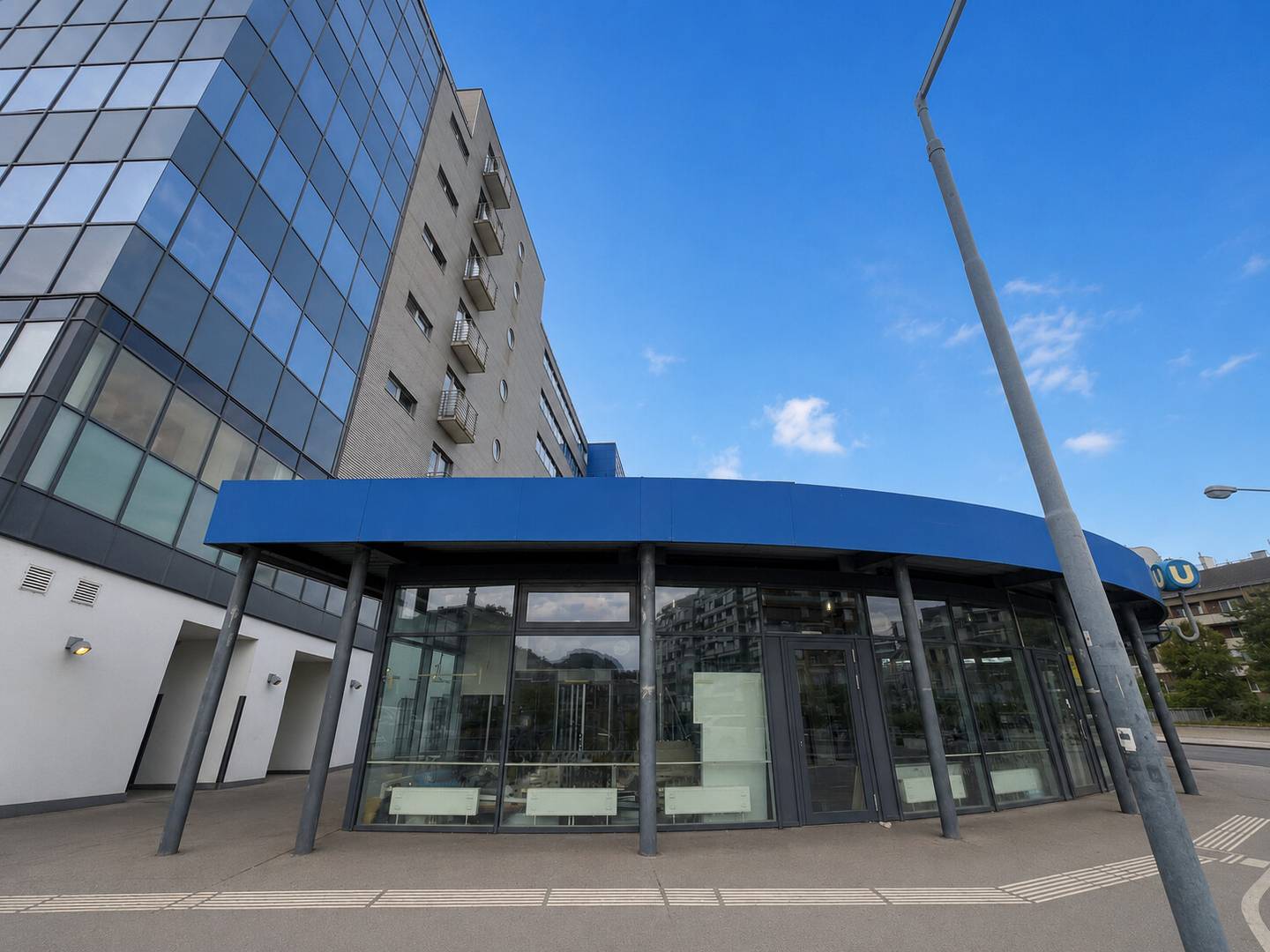 High visibility gastronomy space with outdoor seating Wohnung