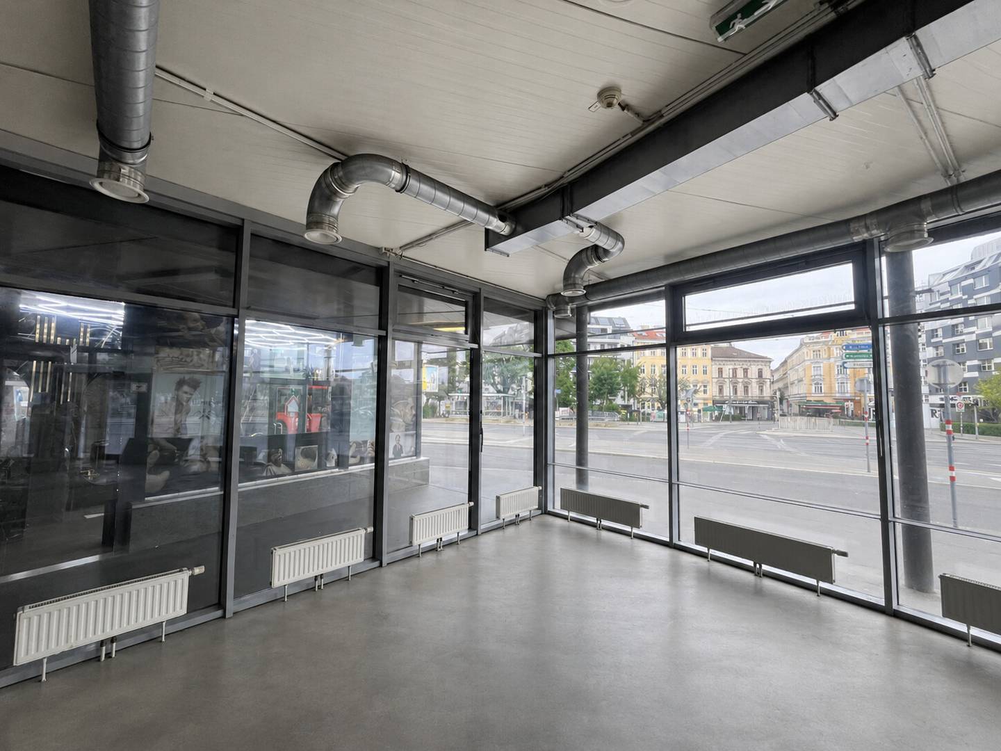 Sichtbare Gastronomiefläche mit Schanigarten Wohnung