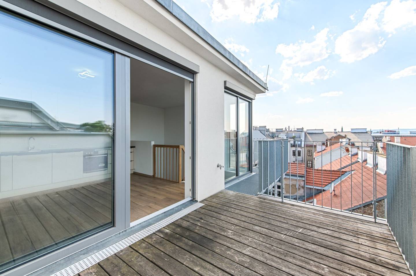 Stylish Attic Apartment with Terrace and U-Bahn Nearby in 1030