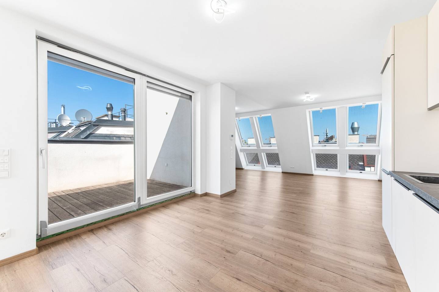 Stylish Attic Apartment with Terrace and U-Bahn Nearby in 1030