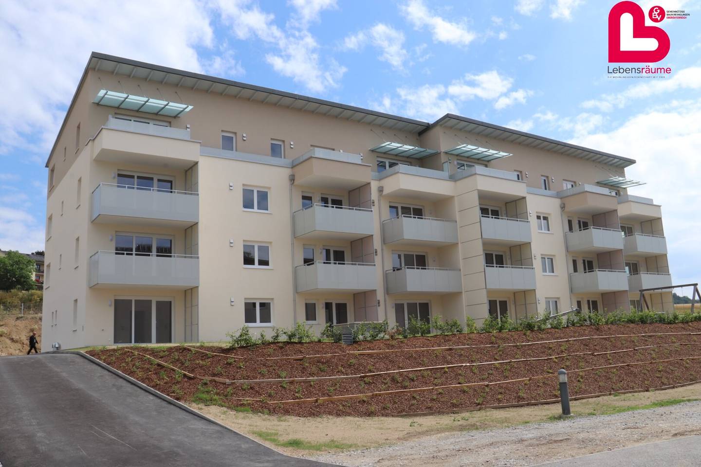 Like-new garden apartment