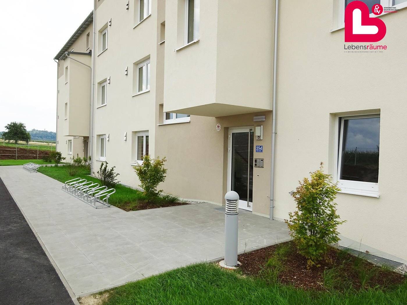 Like-new garden apartment