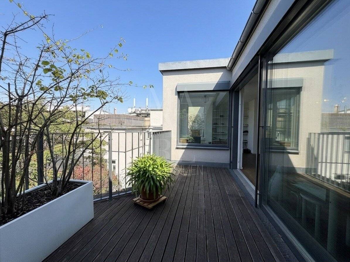 MODERNE DACHGESCHOSS-MAISONETTE GEGENÜBER DEM THERESIANUM