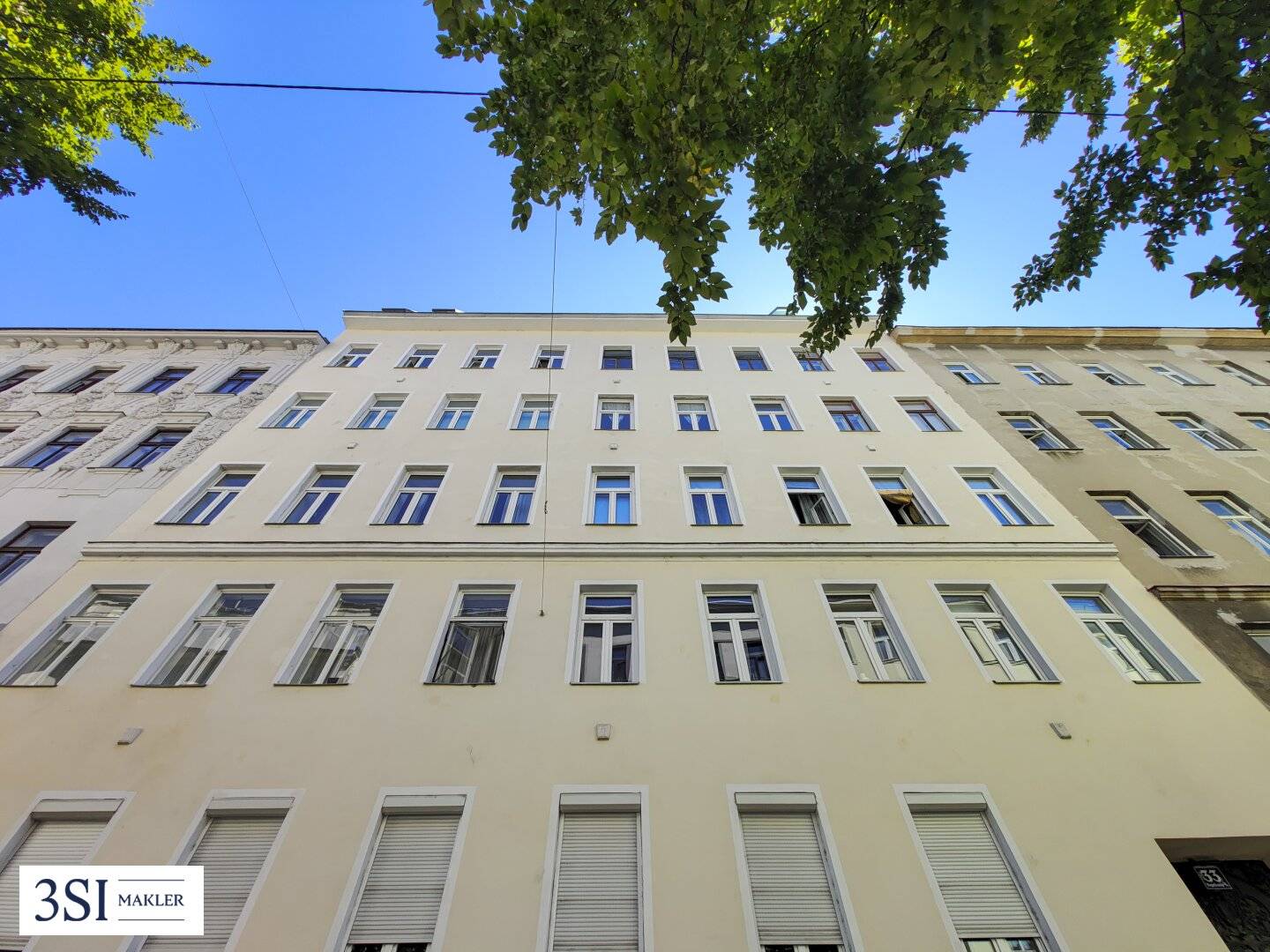 Family-friendly period apartment with potential – spacious 4-room apartment with balcony in central location