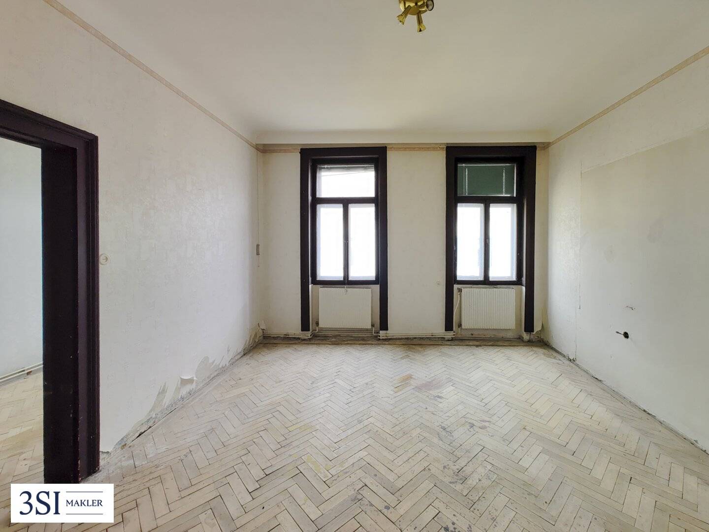 Family-friendly period apartment with potential – spacious 4-room apartment with balcony in central location