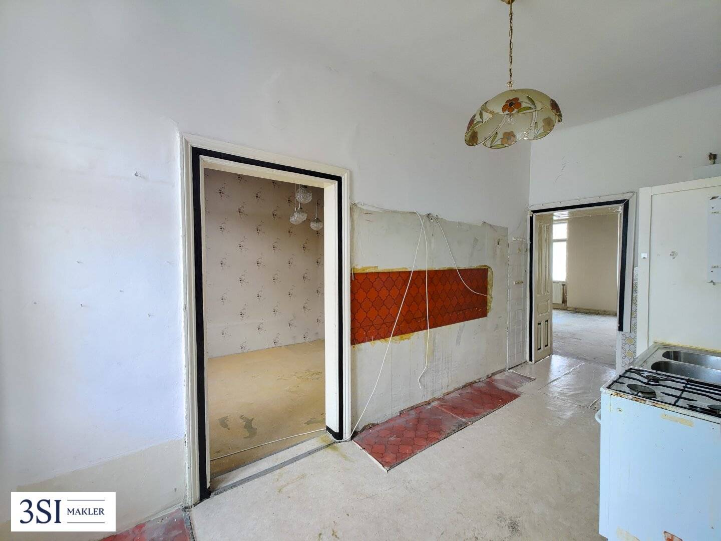 Family-friendly period apartment with potential – spacious 4-room apartment with balcony in central location