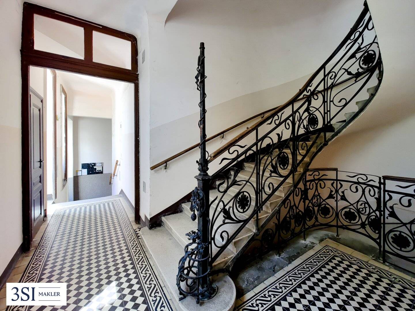 Family-friendly period apartment with potential – spacious 4-room apartment with balcony in central location