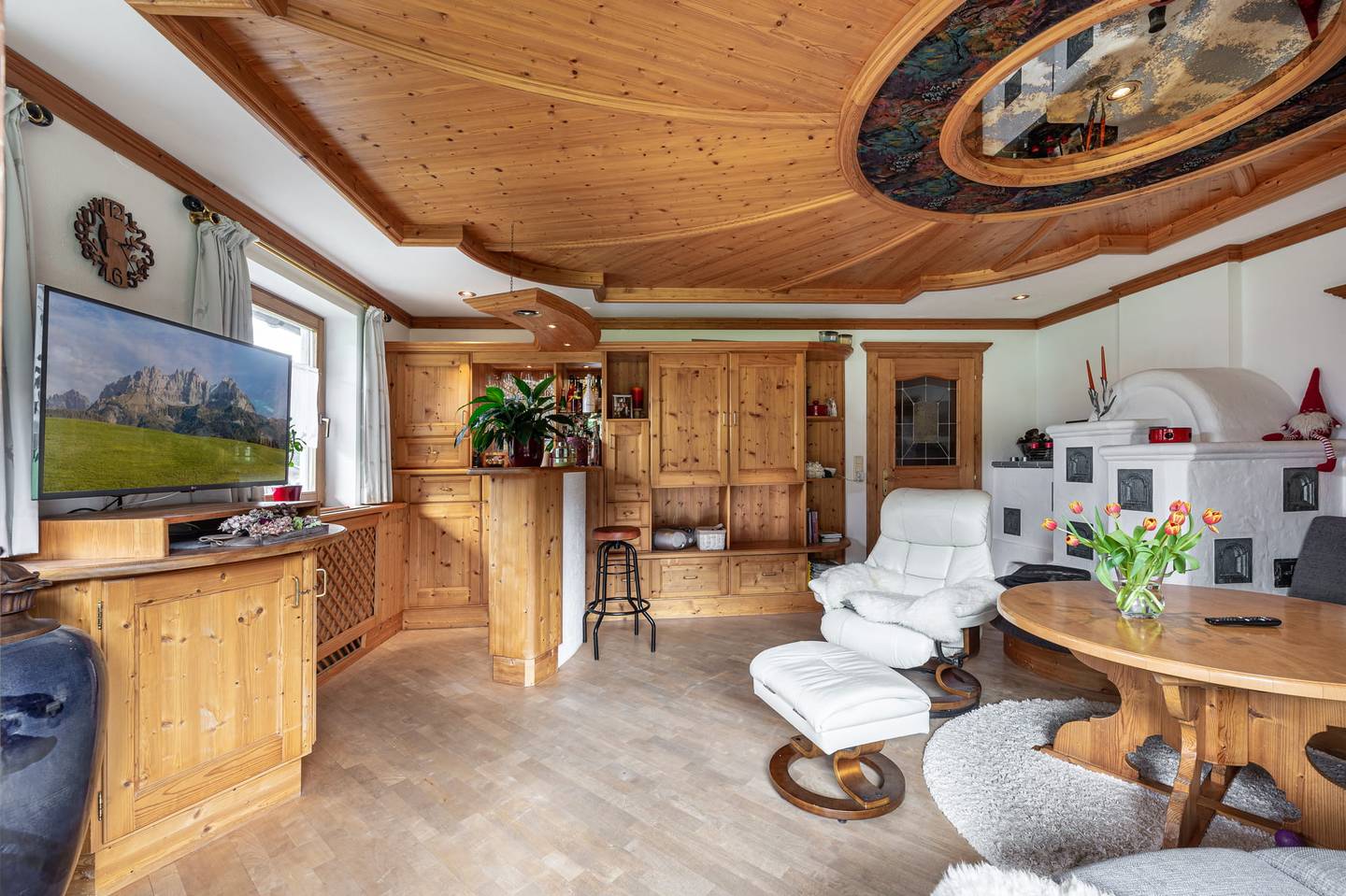 Sonnige Dachgeschosswohnung mit eigenem Garten und Balkon