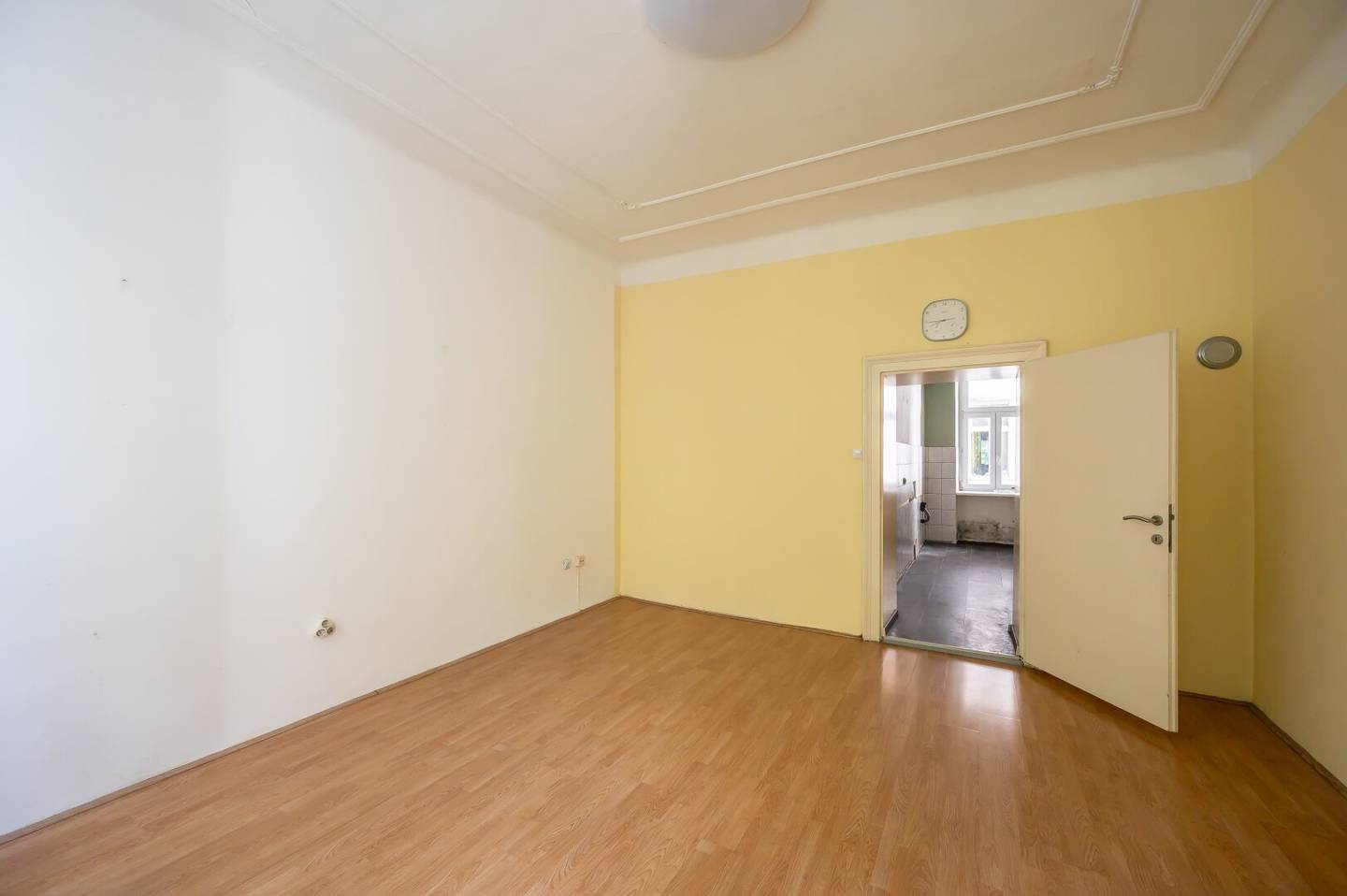++NEW++ renovation required 2-room old building apartment in good location!