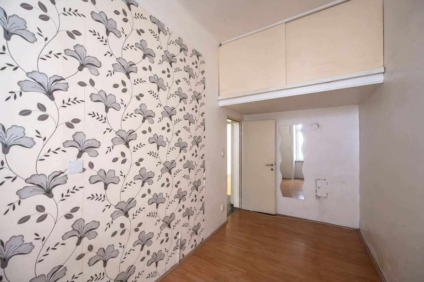 ++NEW++ renovation required 2-room old building apartment in good location!
