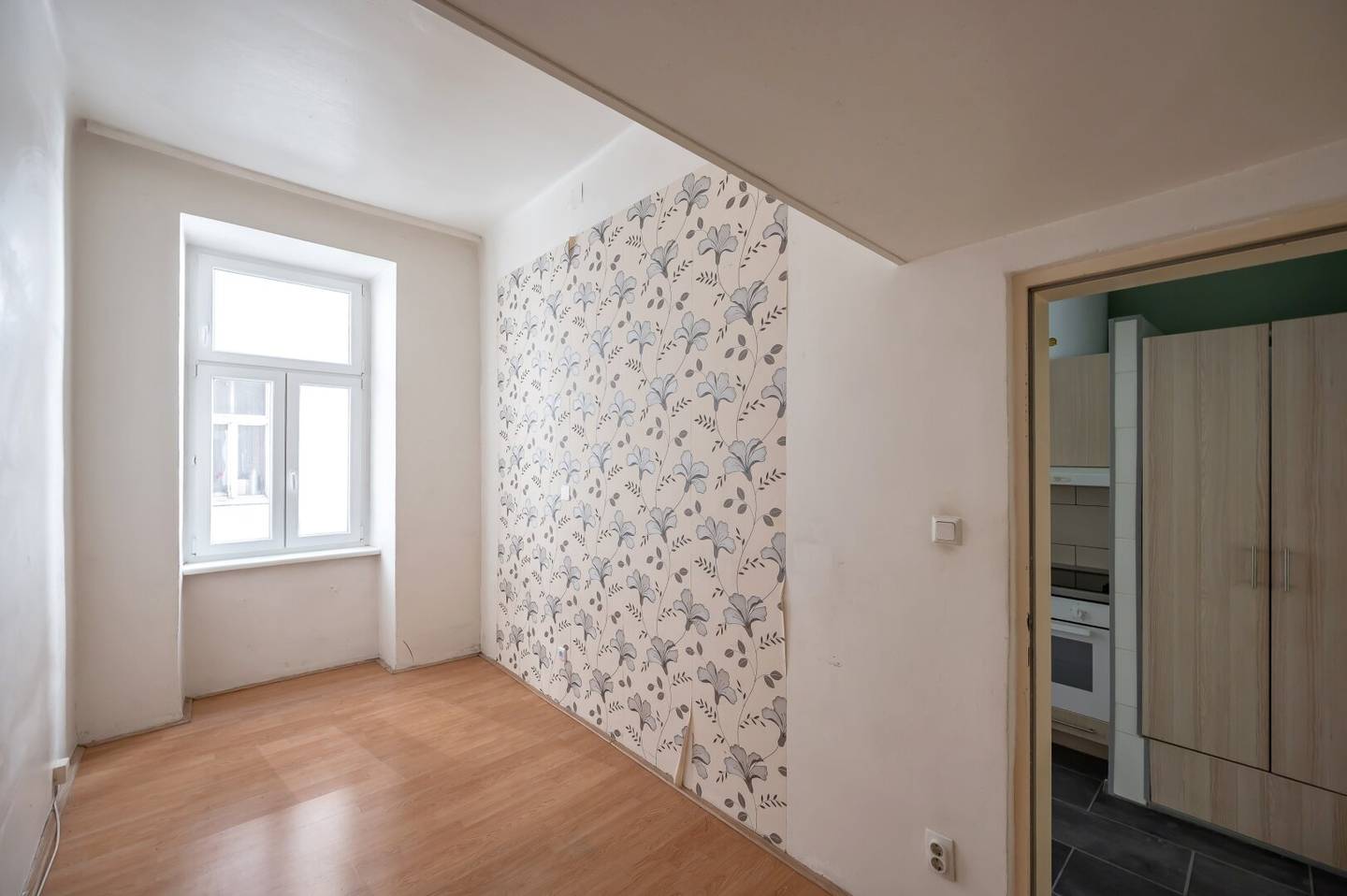 ++NEW++ renovation required 2-room old building apartment in good location!