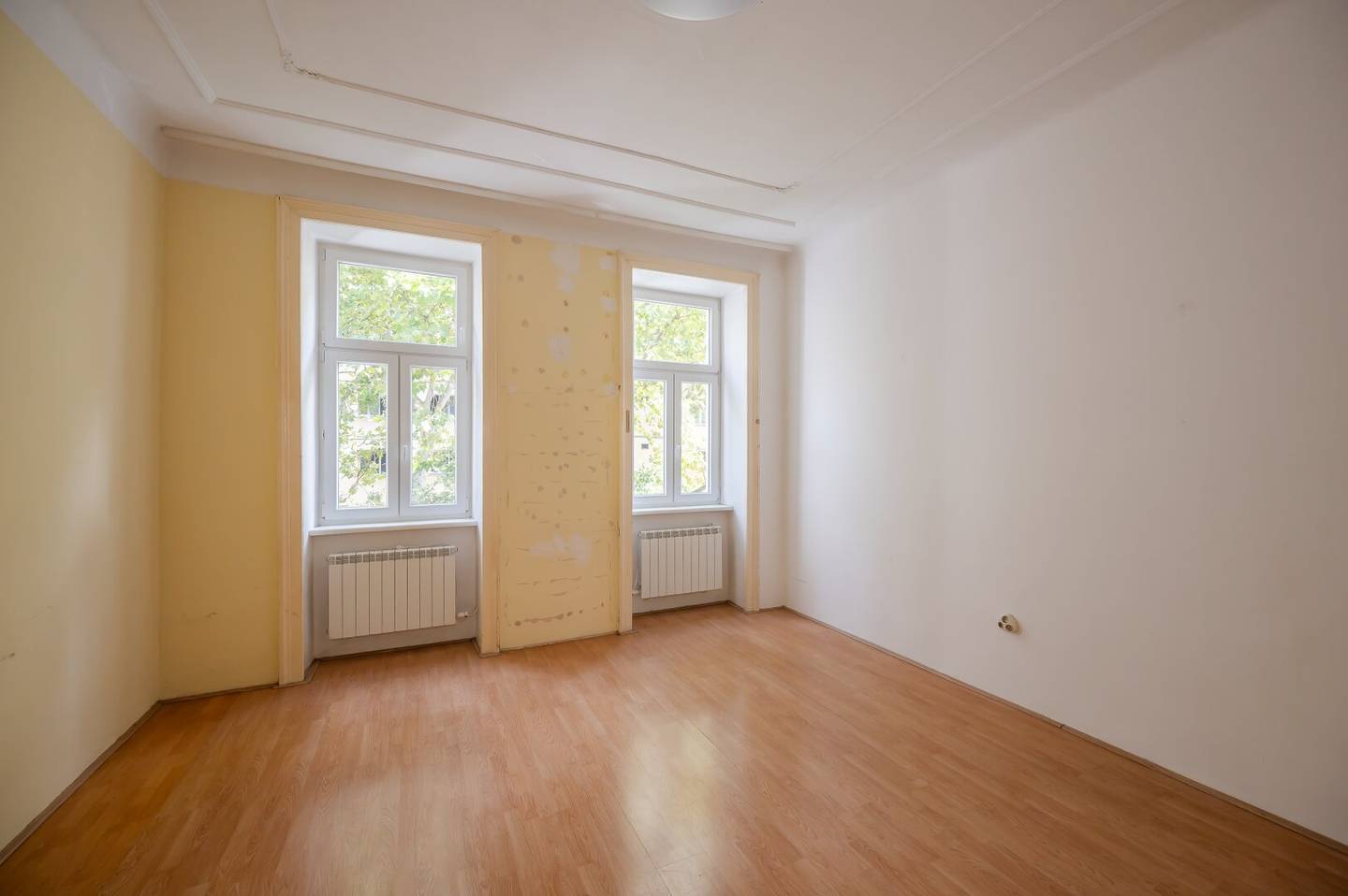 ++NEW++ renovation required 2-room old building apartment in good location!