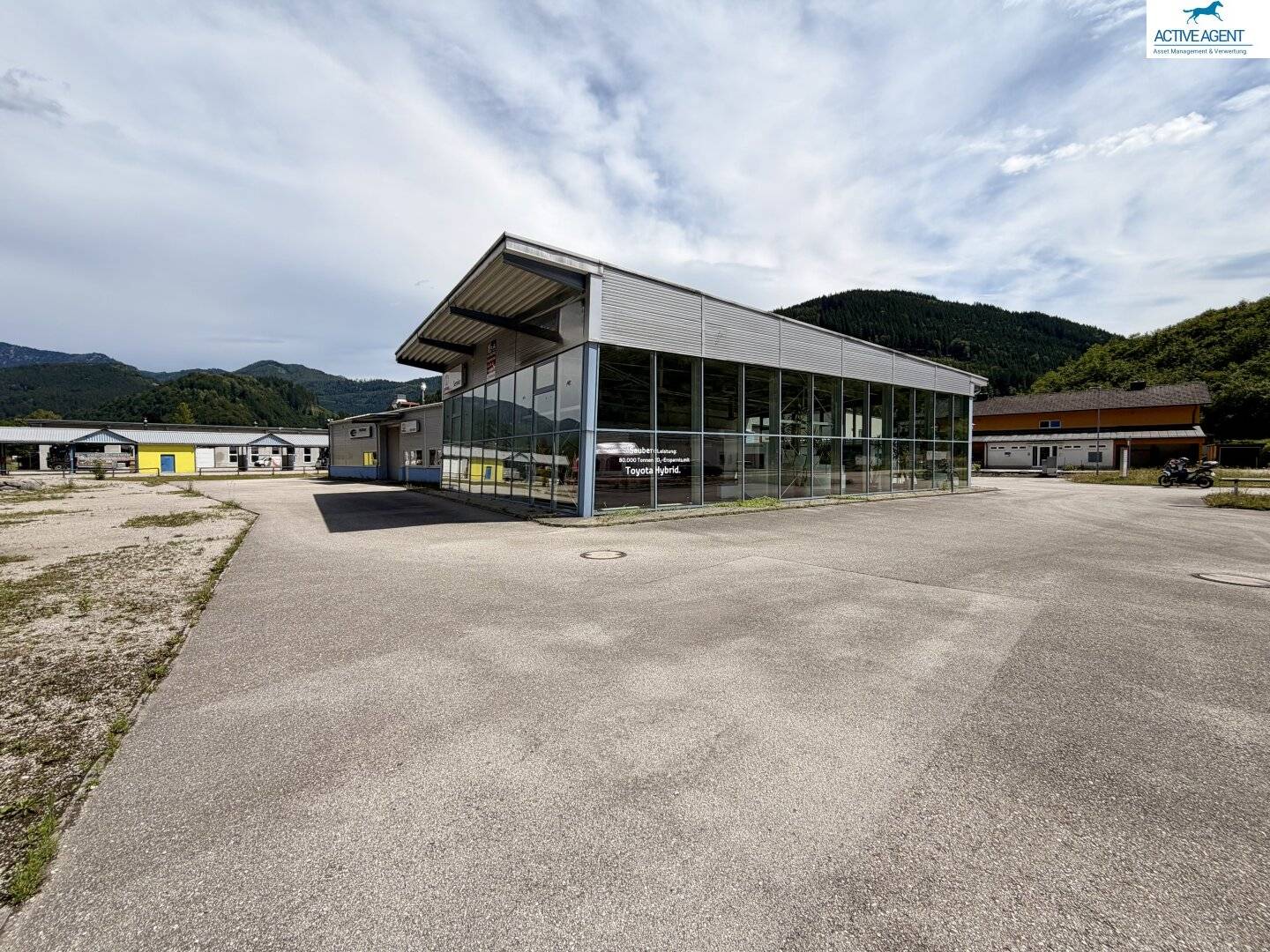 Commercial property in Göstling available for lease immediately (former car dealership)