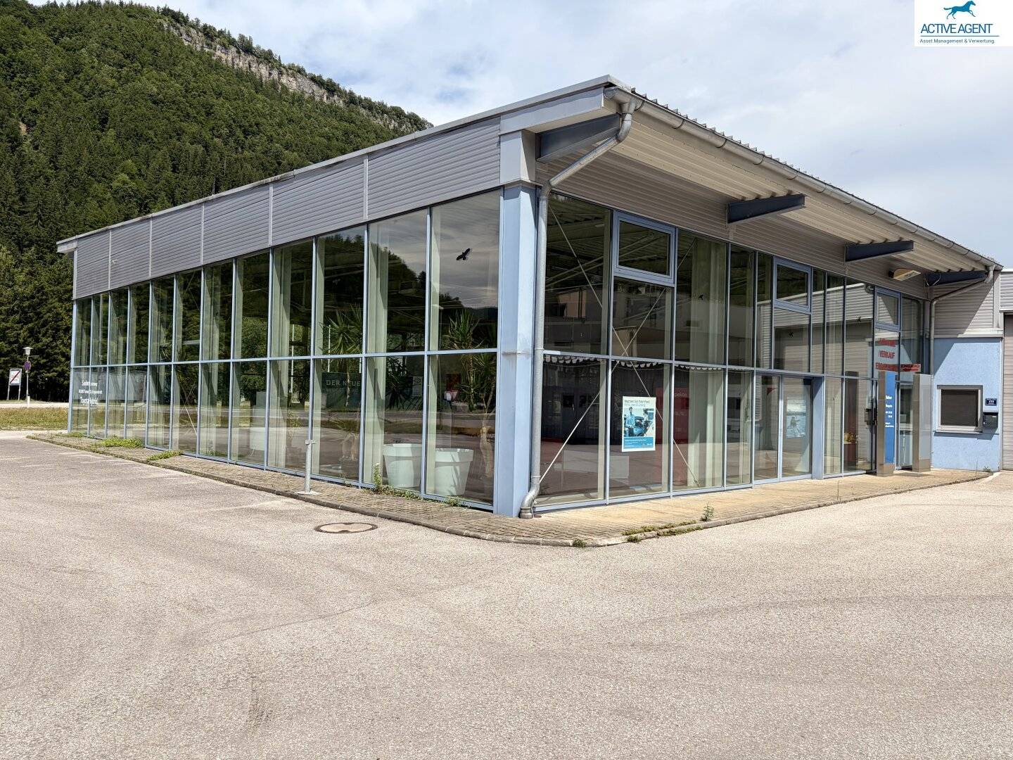 Commercial property in Göstling available for lease immediately (former car dealership)