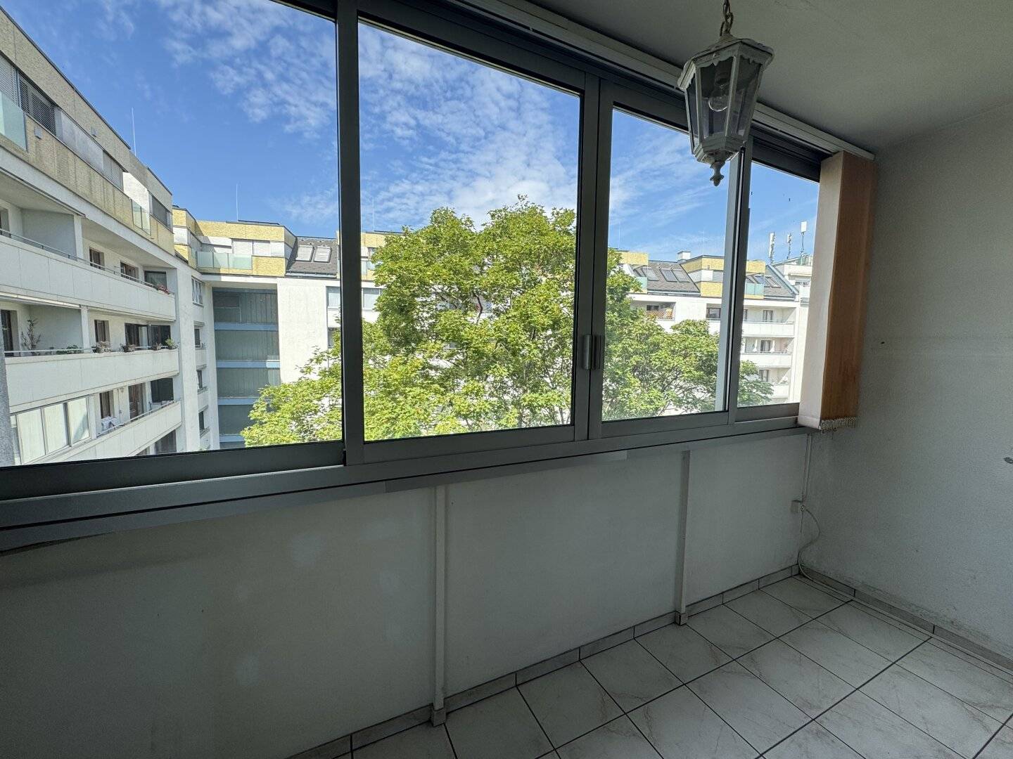 Single apartment in need of renovation in quiet location with loggia near U6 Dresdner Straße Available immediately