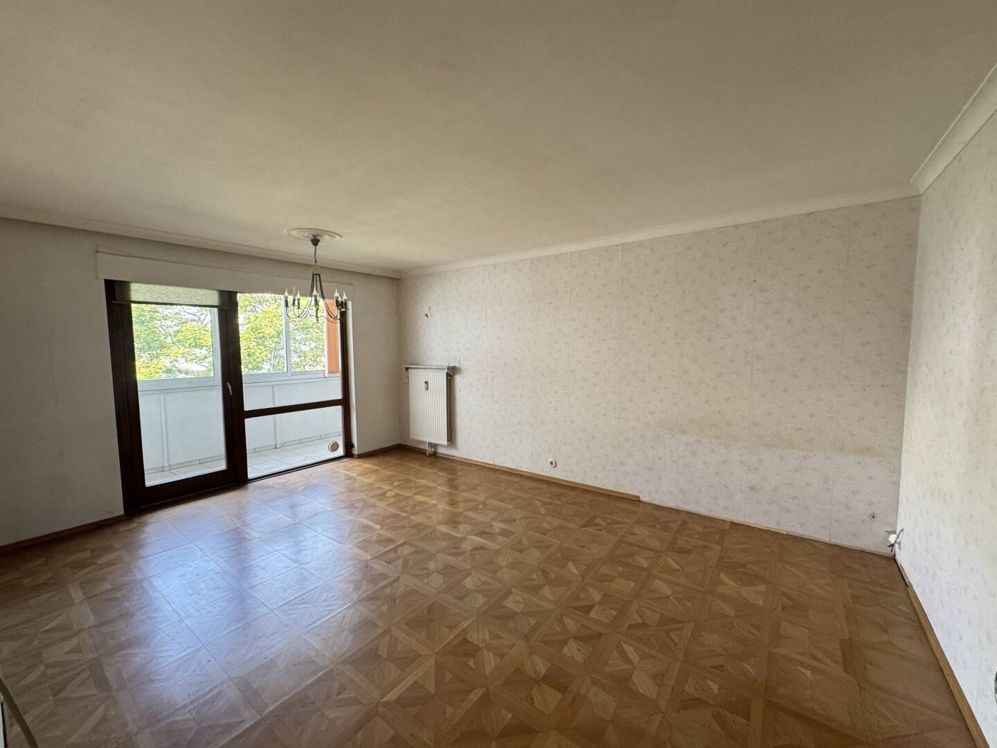 Single apartment in need of renovation in quiet location with loggia near U6 Dresdner Straße Available immediately