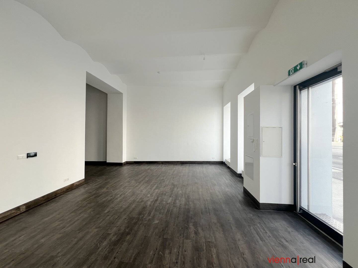 Straßenseitiges 143 m2 Geschäftslokal mit 39 m2 Lagermöglichkeit im Keller
