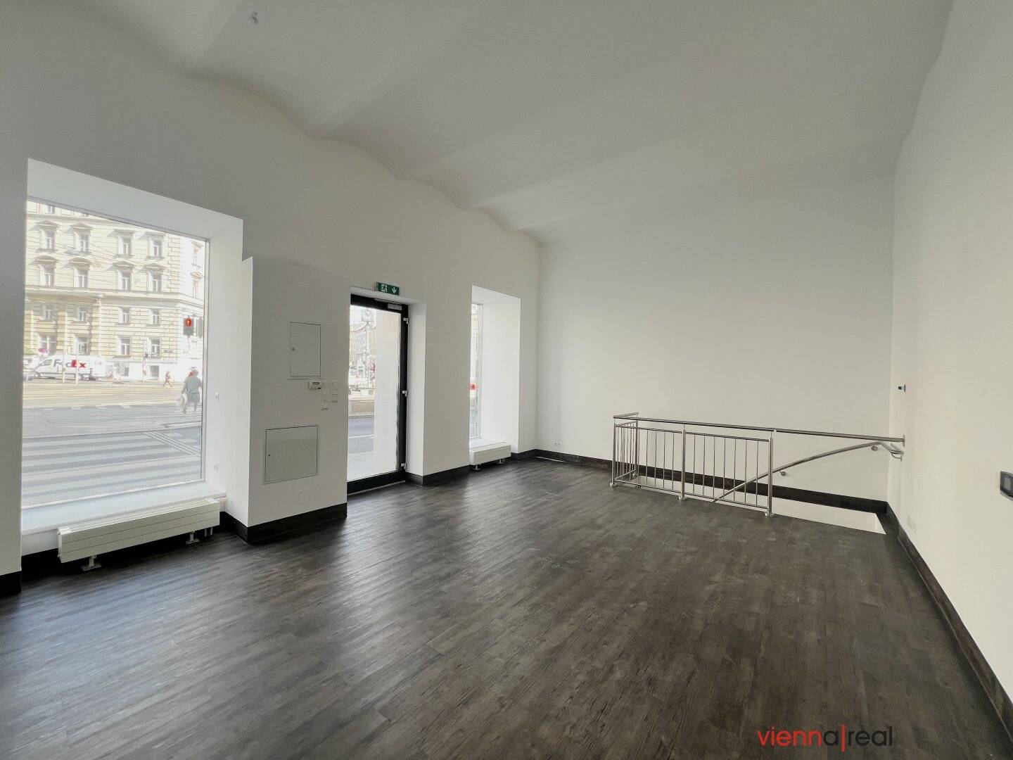 Straßenseitiges 143 m2 Geschäftslokal mit 39 m2 Lagermöglichkeit im Keller