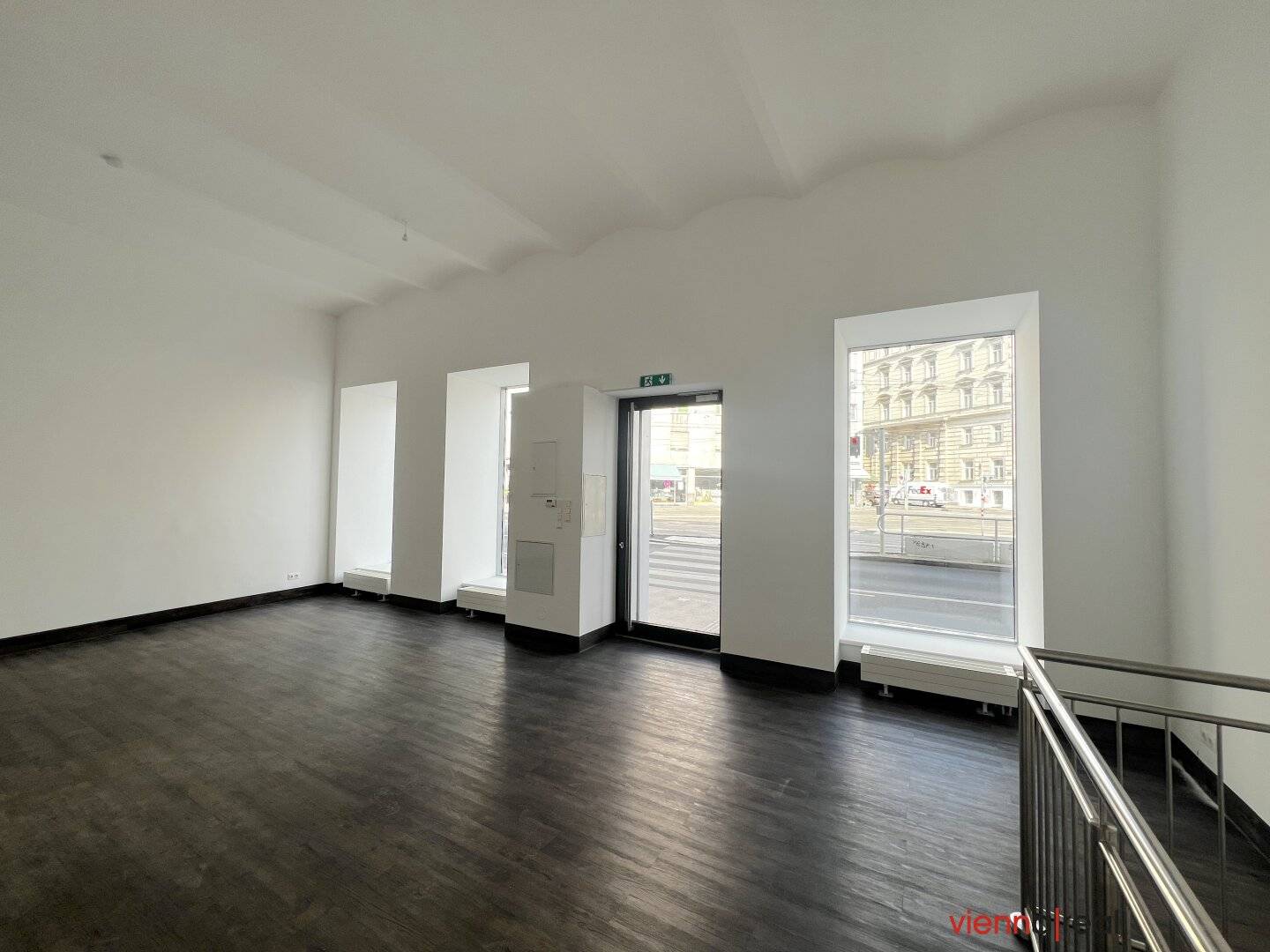 Straßenseitiges 143 m2 Geschäftslokal mit 39 m2 Lagermöglichkeit im Keller