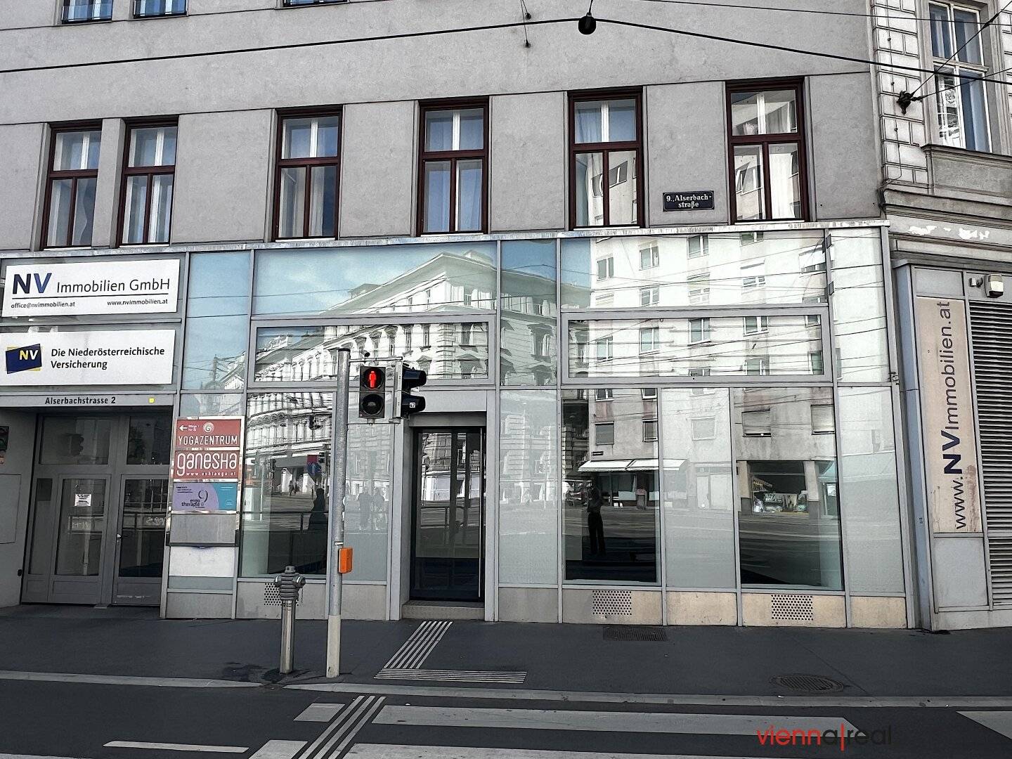 Straßenseitiges 143 m2 Geschäftslokal mit 39 m2 Lagermöglichkeit im Keller