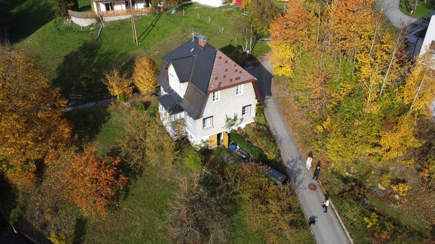 Charming affordable single-family house in Reichenau - Top opportunity for craftsmen - 6 room house awaits to be awakened from the Sleeping Beauty slumber