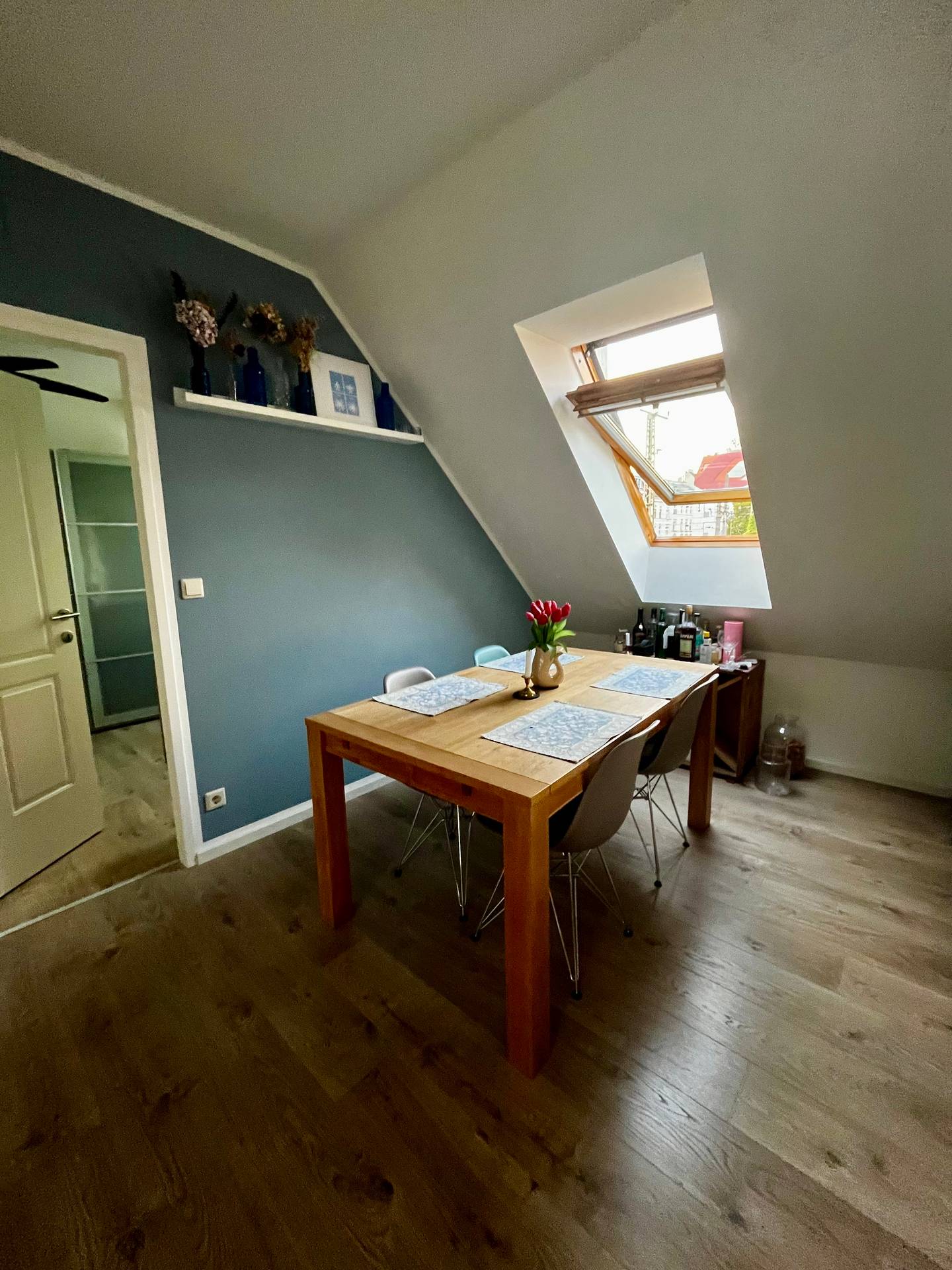 Helle Dachgeschosswohnung mit überdachter Südloggia