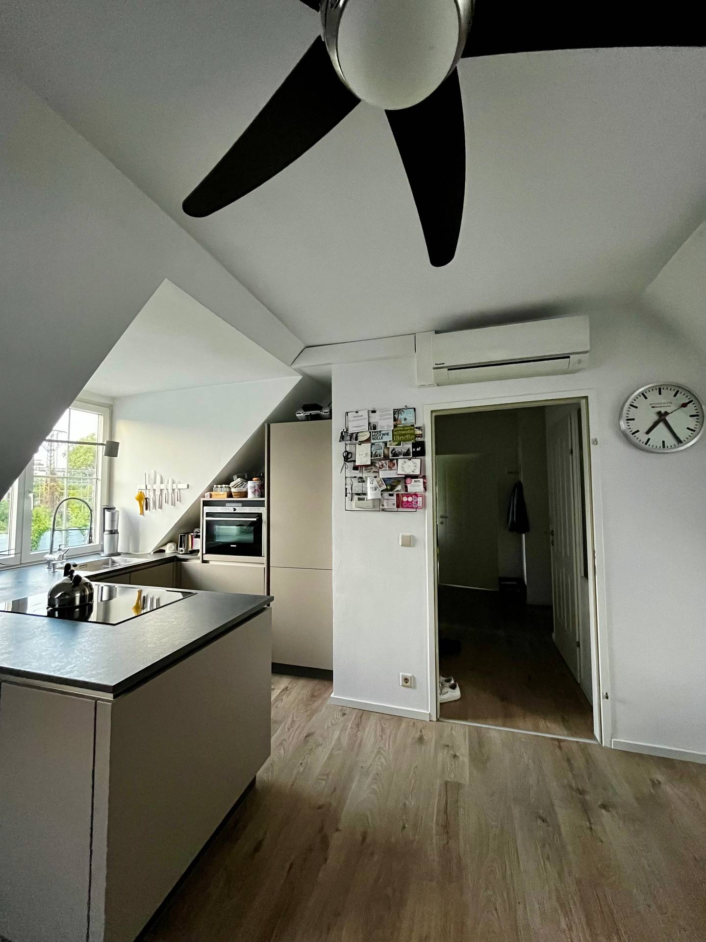Helle Dachgeschosswohnung mit überdachter Südloggia