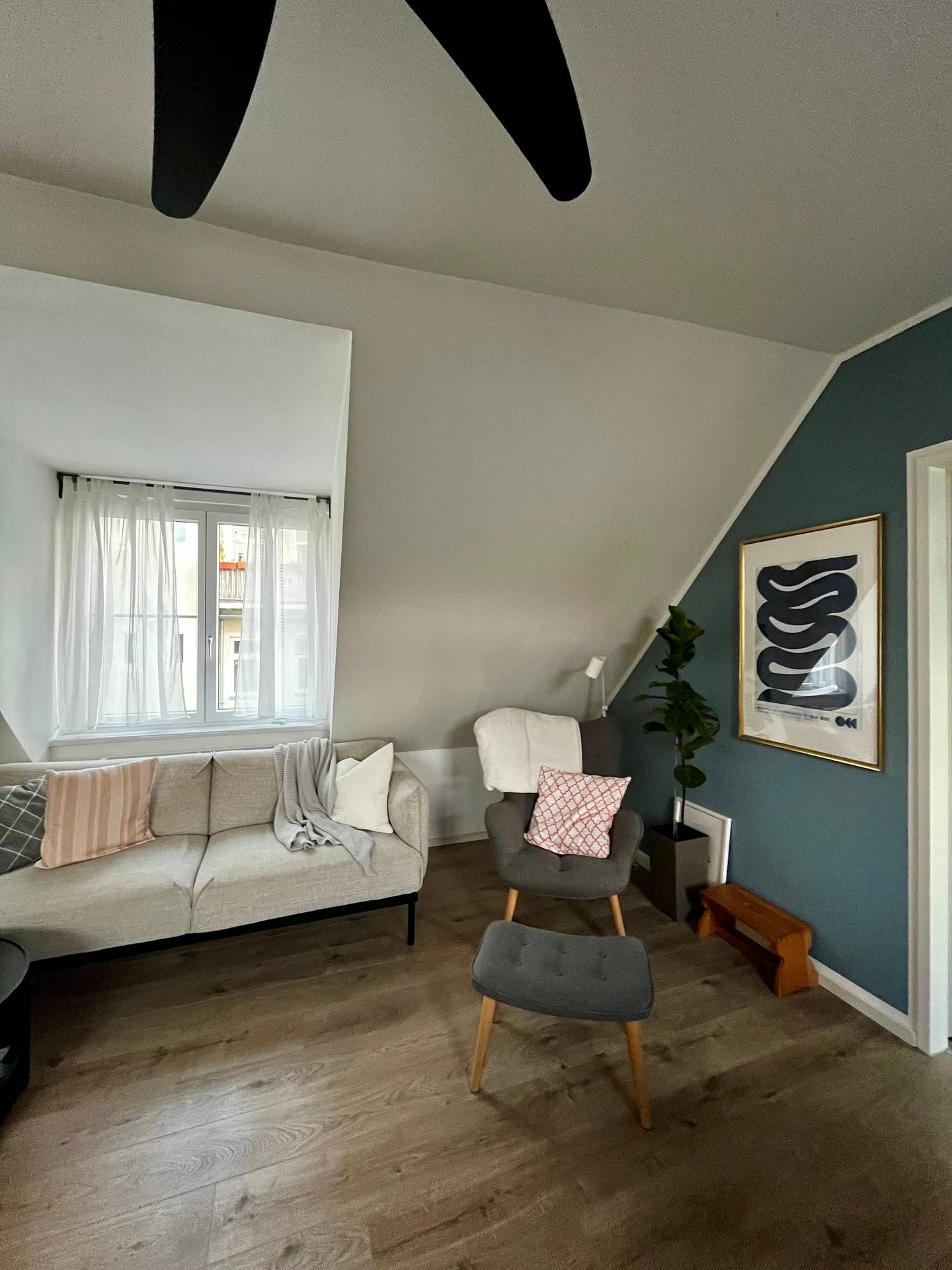 Helle Dachgeschosswohnung mit überdachter Südloggia