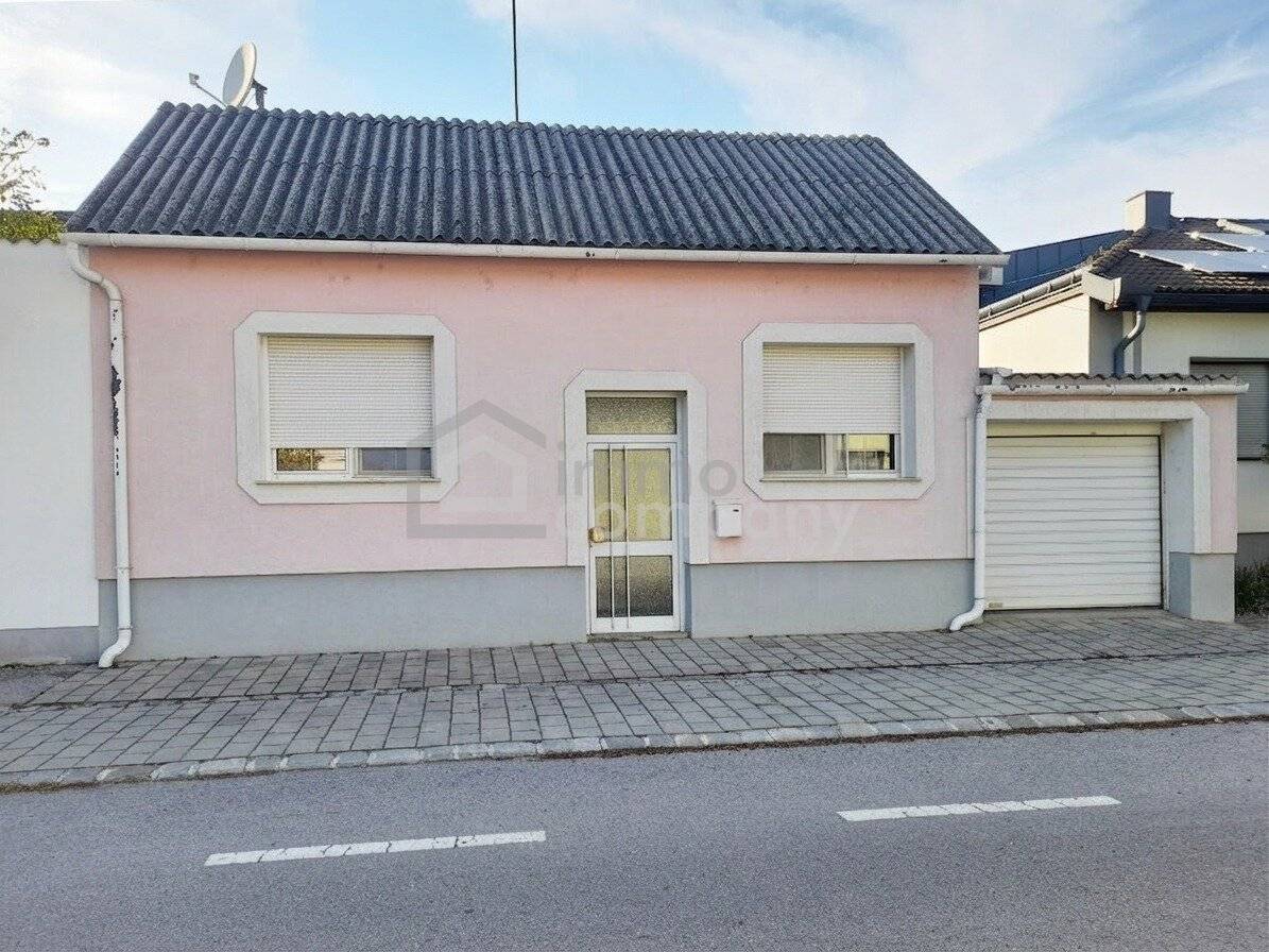 House with Potential and Private Courtyard in the Town Centre of Gols