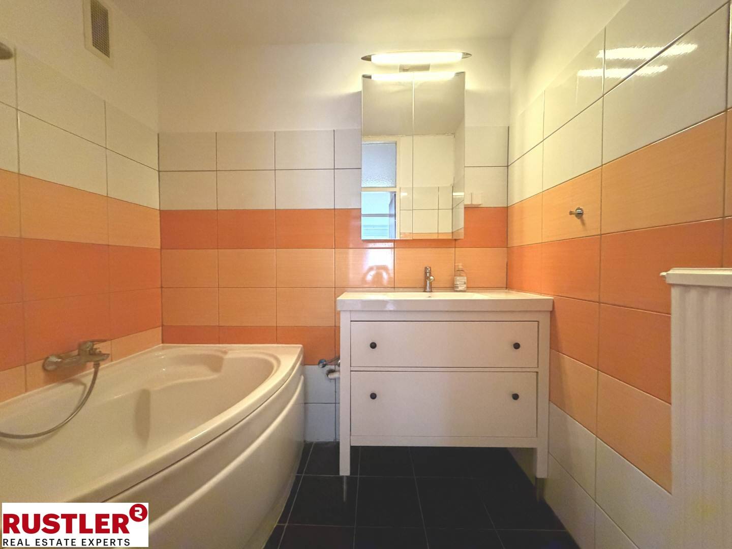 Helle Wohnung mit Indoor Pool und Waldblick