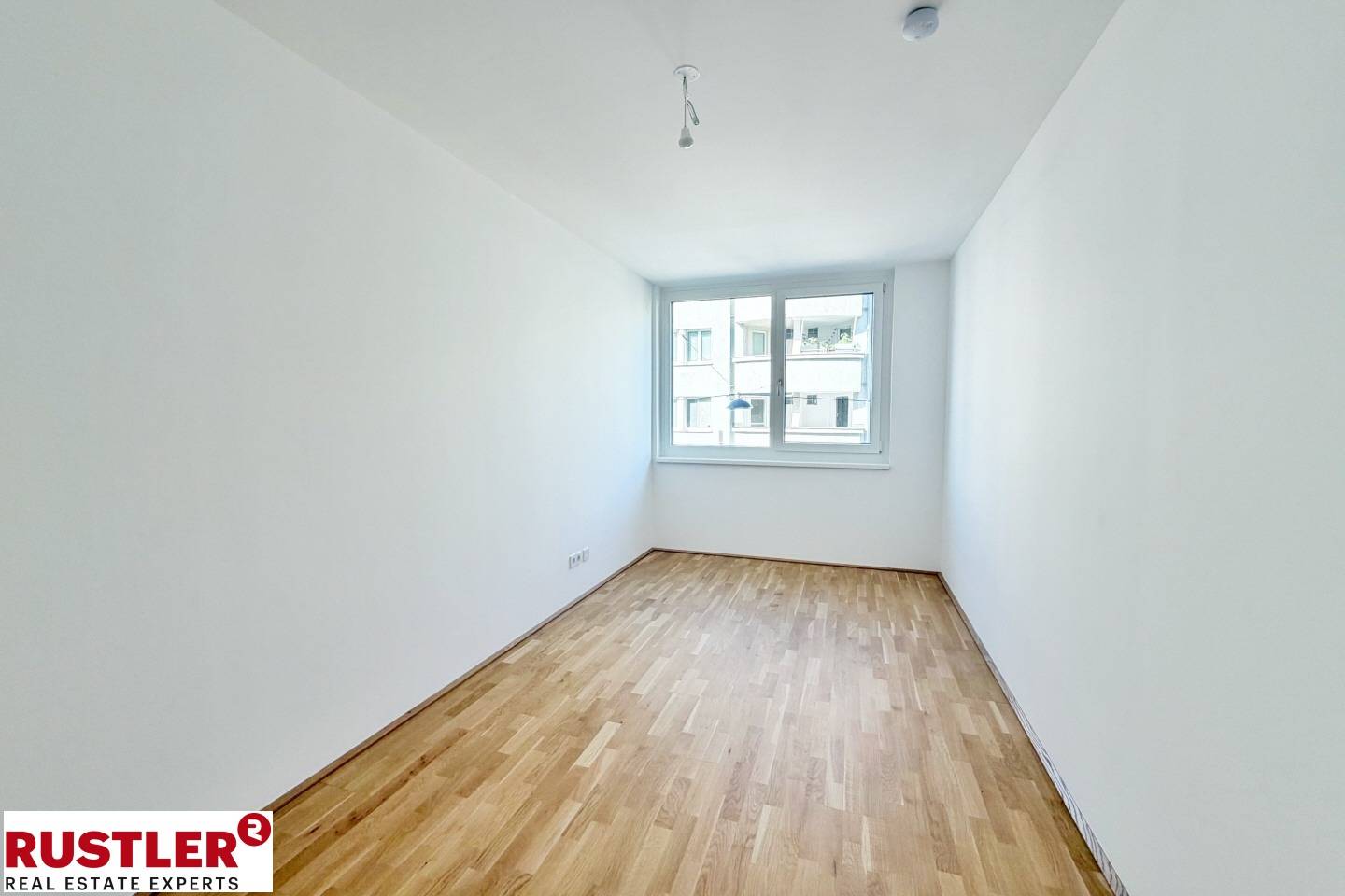 Apartment in green setting with balcony and underfloor heating
