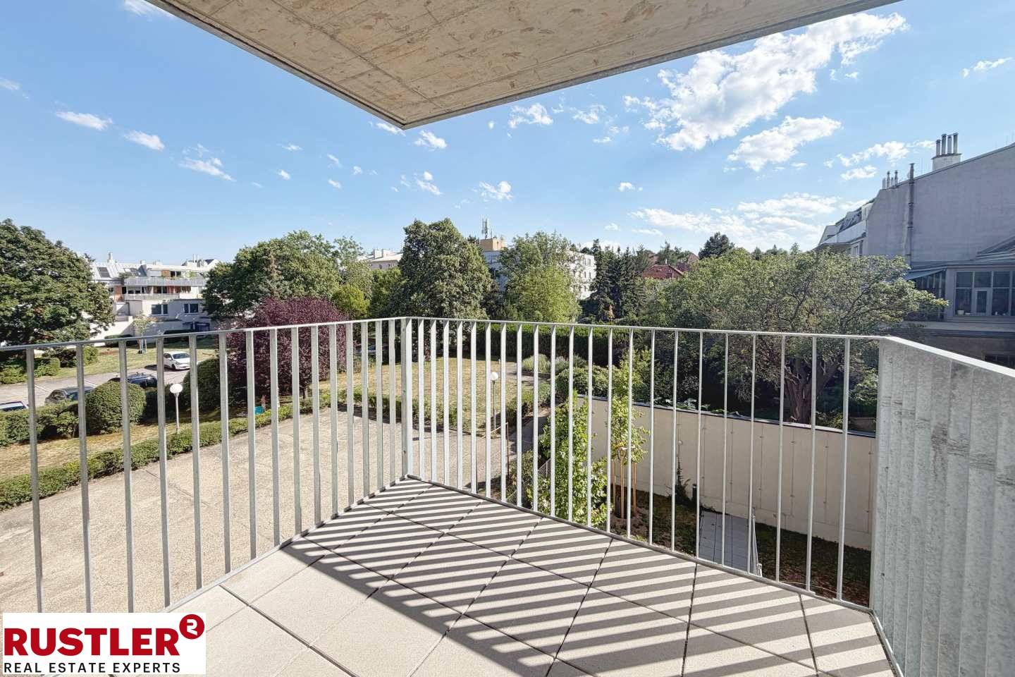 Dachgeschosswohnung with terrace in peaceful green setting