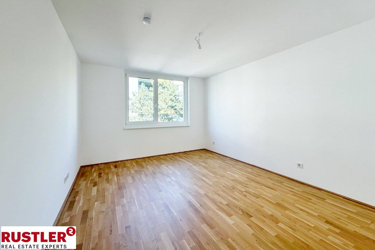 Apartment in green setting with balcony and underfloor heating
