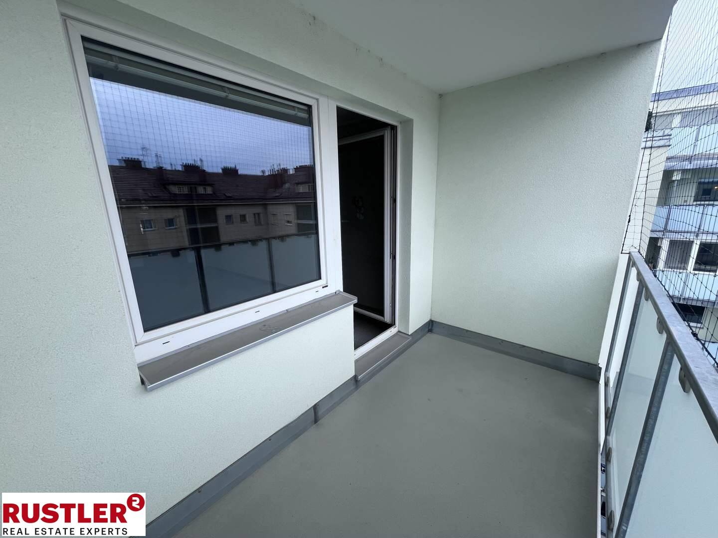 Sonnige Wohnung mit zwei Loggien und Lift
