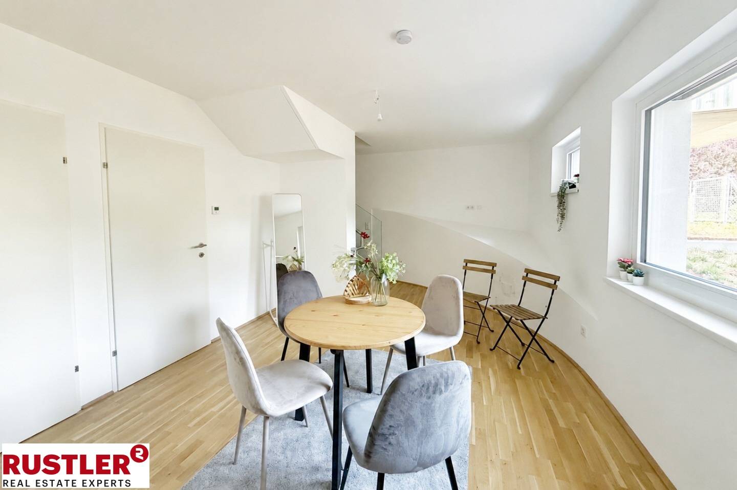 Modern Maisonettewohnung in green location with private garden