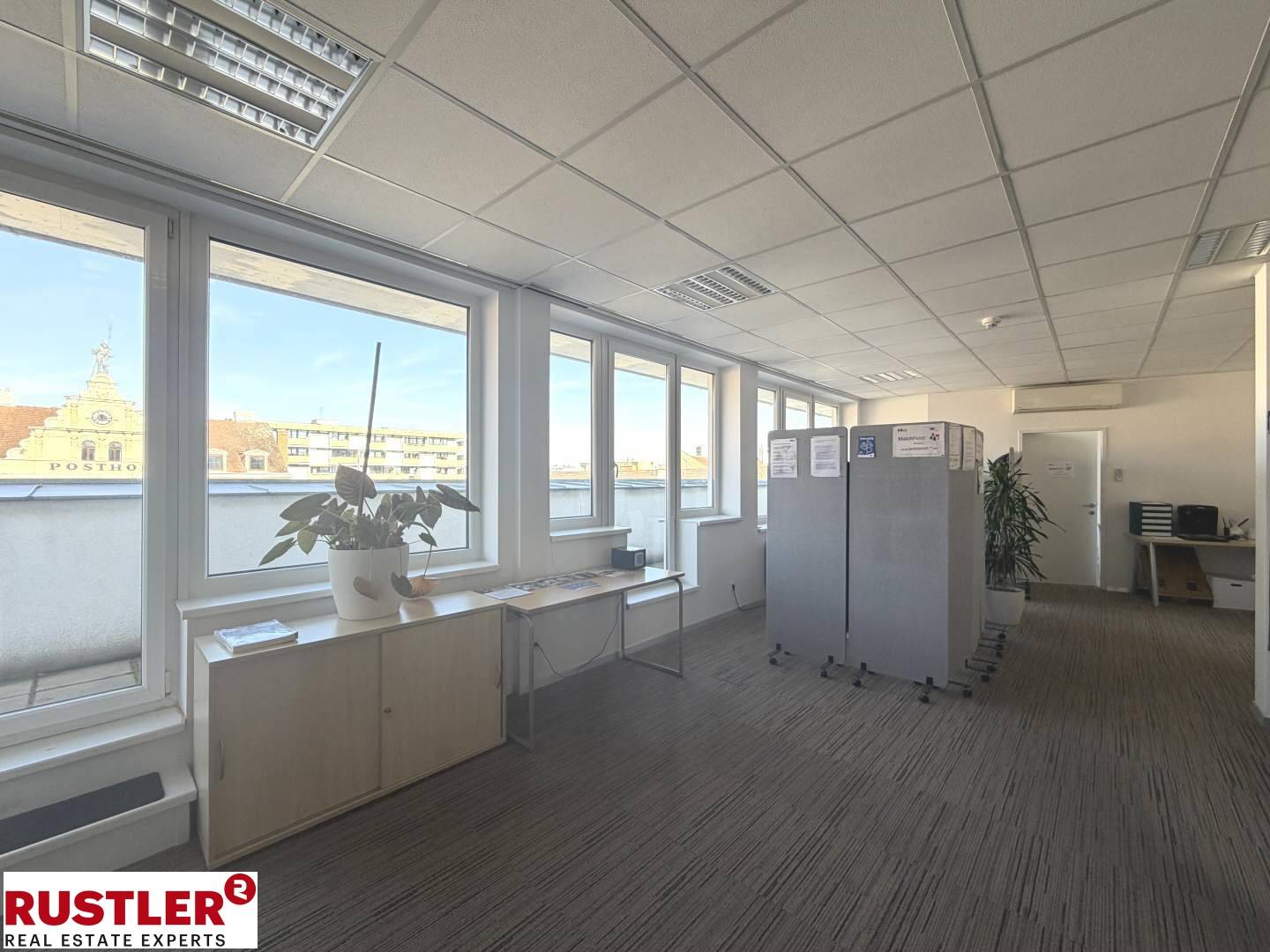 Lichtdurchflutete Dachgeschosswohnung mit großer Terrasse und Rundumblick