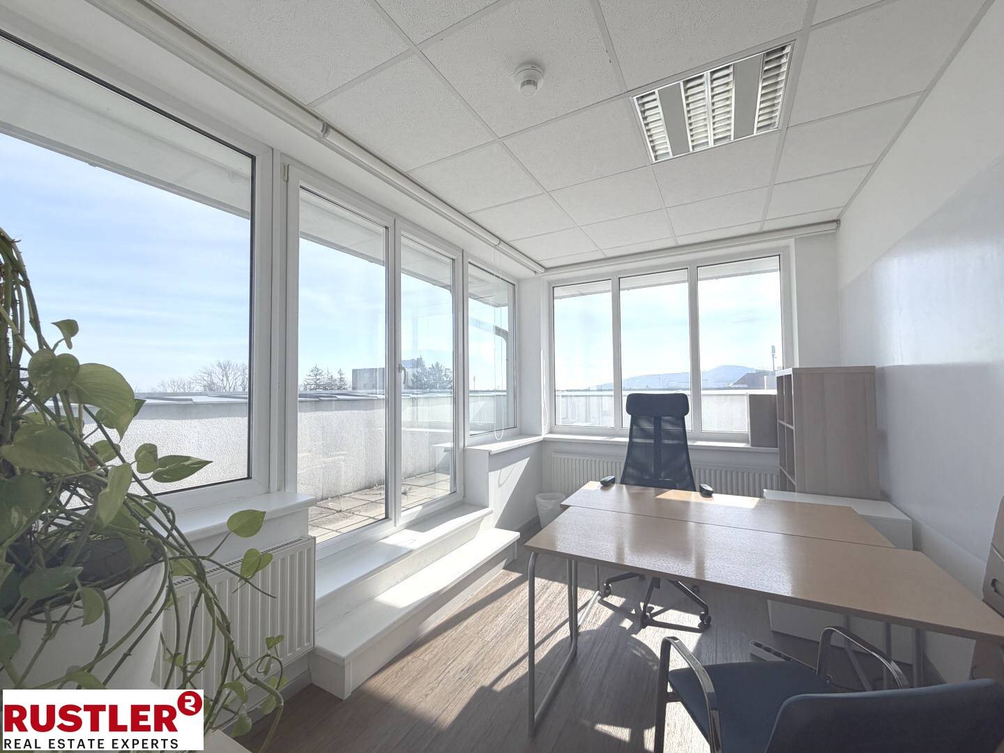 Lichtdurchflutete Dachgeschosswohnung mit großer Terrasse und Rundumblick