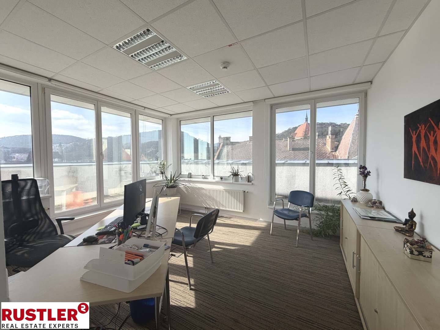 Helle Dachgeschosswohnung in Altstadtlage mit Lift