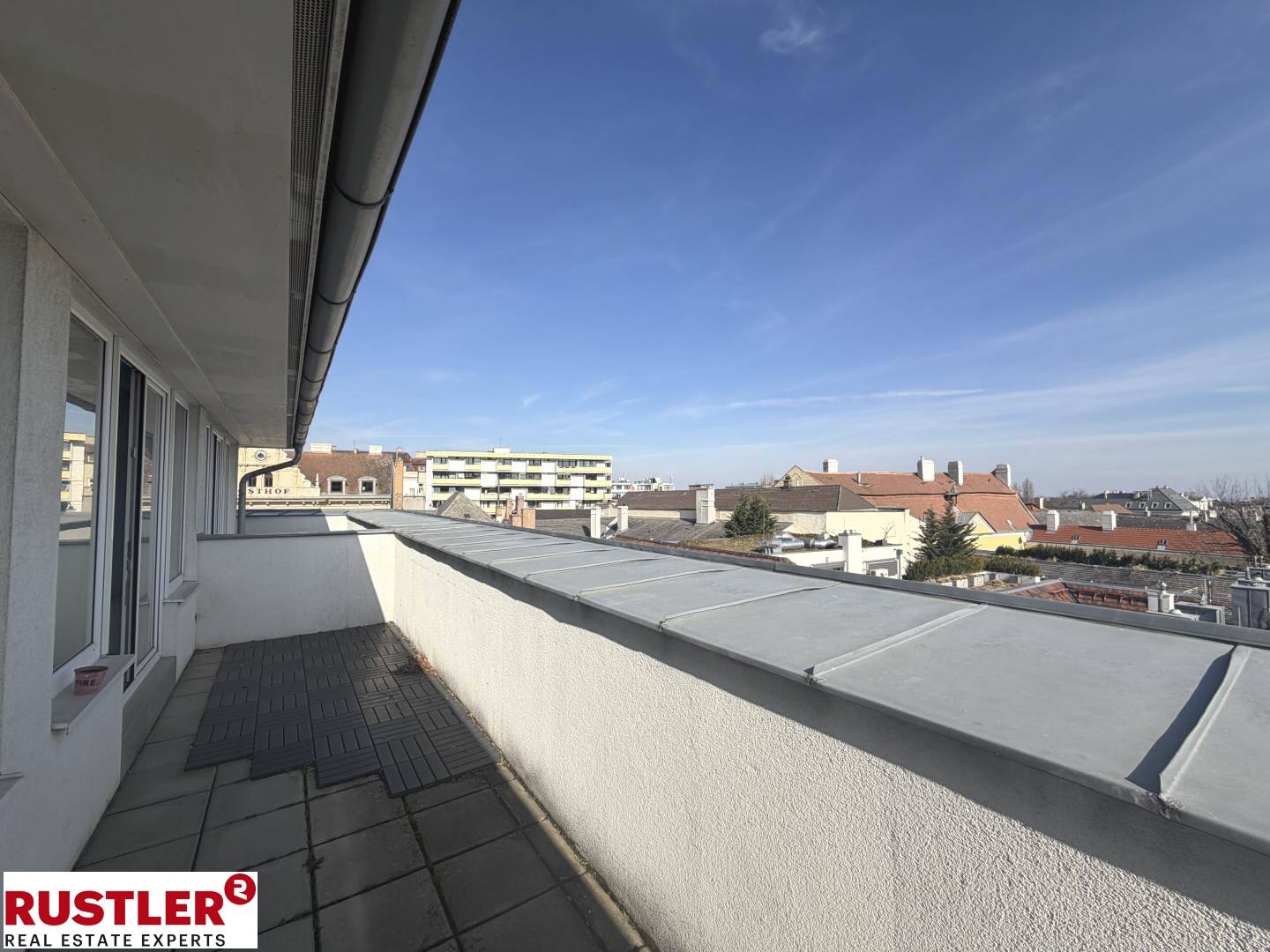Lichtdurchflutete Dachgeschosswohnung in Fußgängerzone mit Terrassen