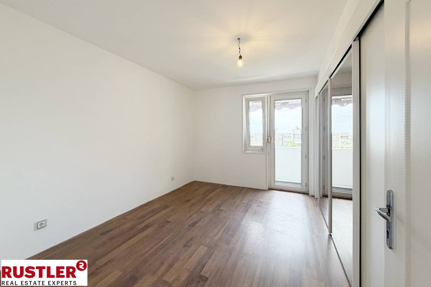 Lichtdurchflutete Dachgeschosswohnung mit Loggia und Lift